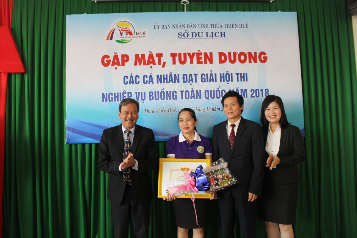 Thí sinh Trần Thị Thu Hà, nhân viên khách sạn Sài Gòn Morin Huế đã giành giải nhất